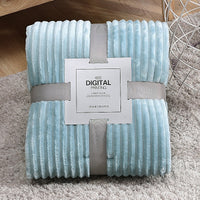 CozyStripe – Premium Korallenfleece-Decke in edler Ripp-Optik