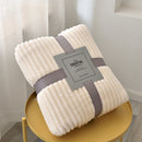 CozyStripe – Premium Korallenfleece-Decke in edler Ripp-Optik